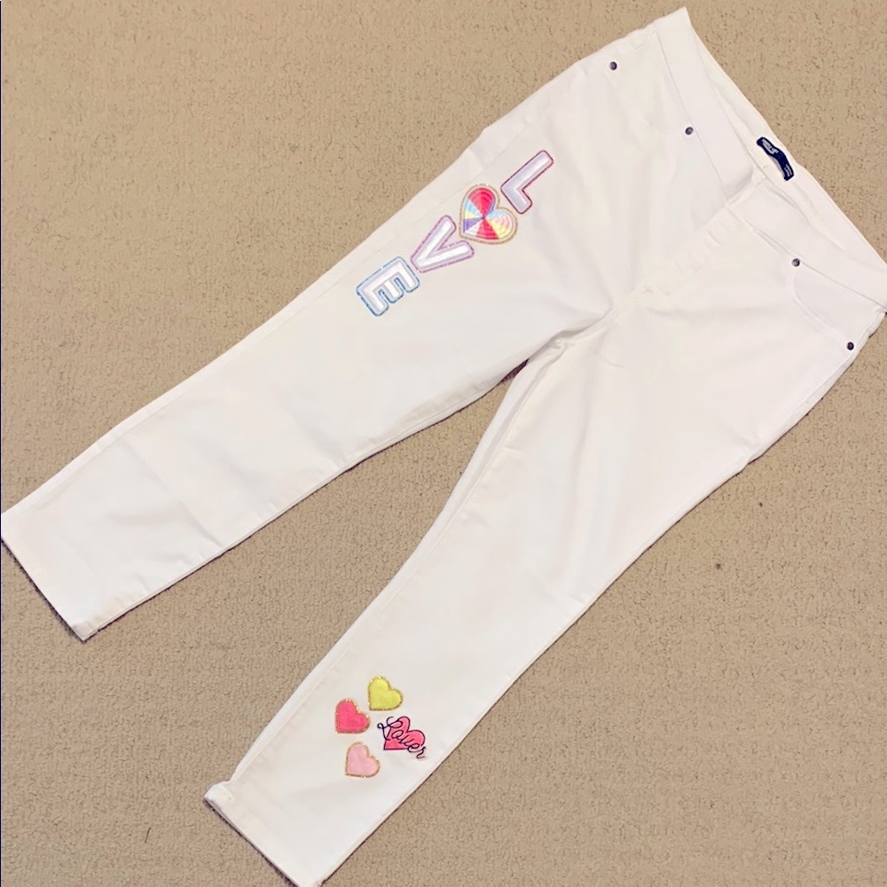 Vera Wang White Skinny Pant “LOVE” patches